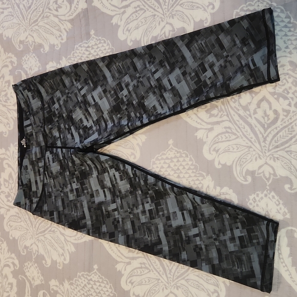 Prana Capri leggings...perfect for yoga, walking,  running etc. Great condition! - Picture 5 of 9